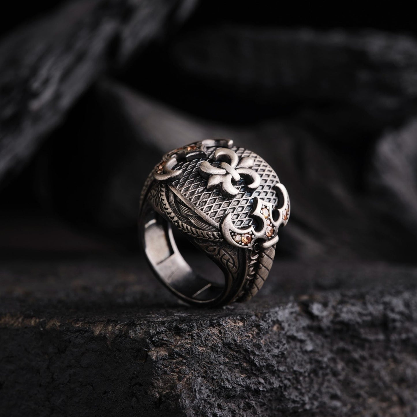 Hilt Herrenring aus Silber – Gelbe Topase, kursives Muster, handgefertigtes Unikat