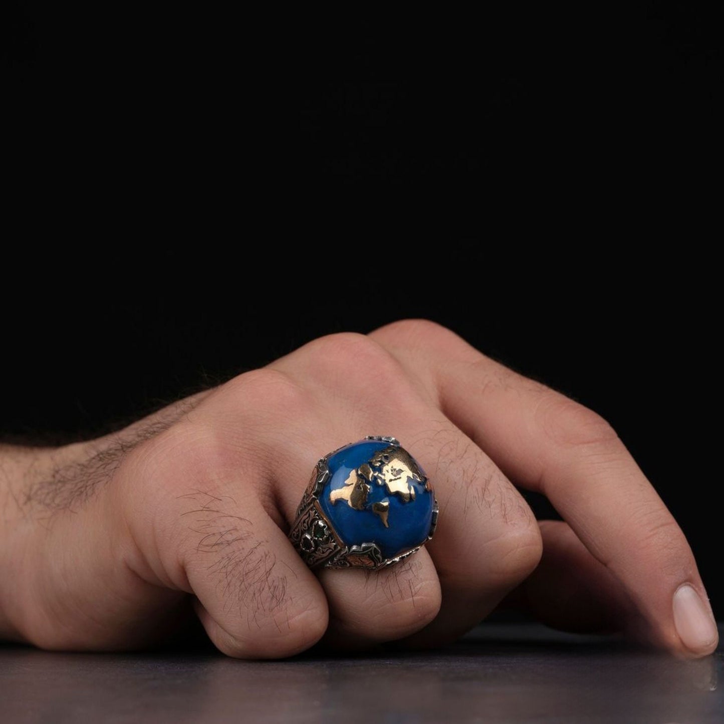 Einzigartiger Herrenring aus Sterlingsilber mit rotem Apfel-Zirkonia, Weltkarte aus Bronze