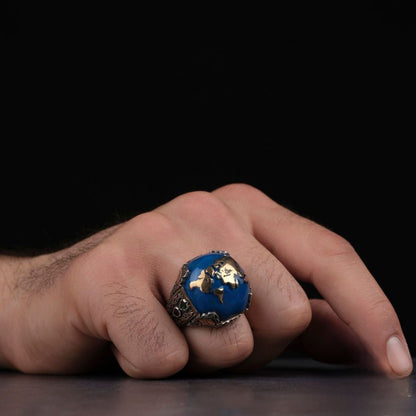 Einzigartiger Herrenring aus Sterlingsilber mit rotem Apfel-Zirkonia, Weltkarte aus Bronze