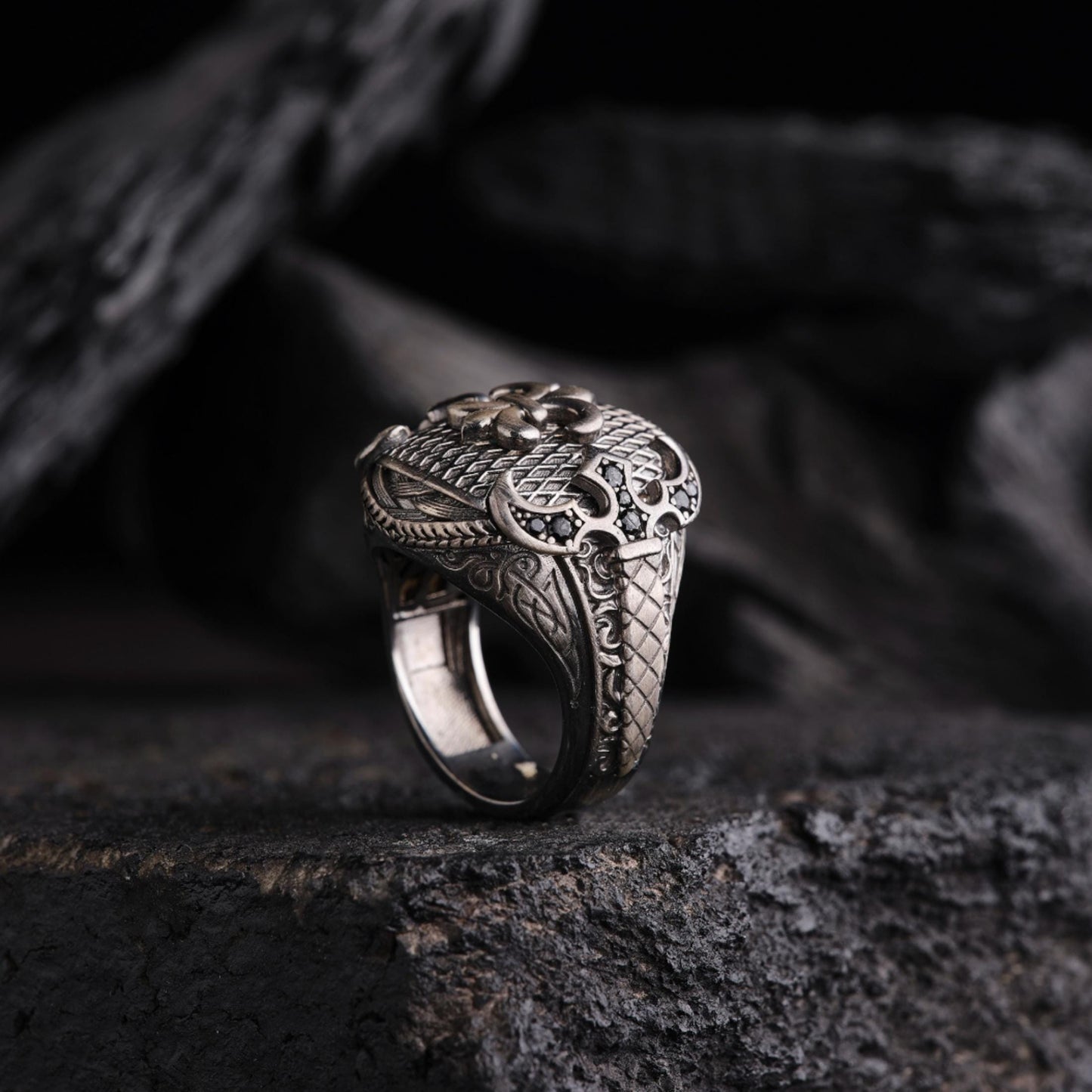 Hilt Herrenring aus Silber – Mikro-Schwarztopas, kursives Muster, feine Verarbeitung