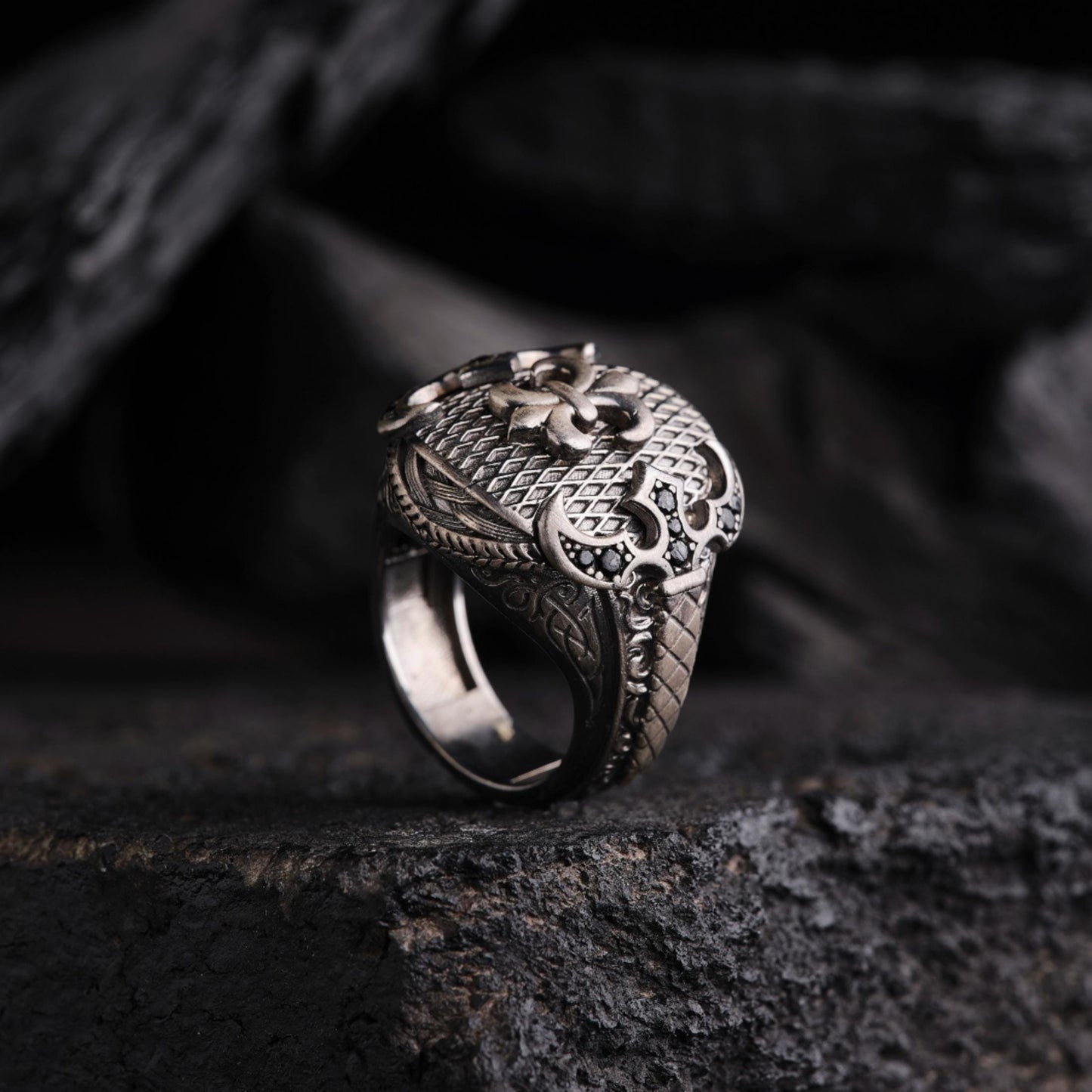 Hilt Herrenring aus Silber – Mikro-Schwarztopas, kursives Muster, feine Verarbeitung