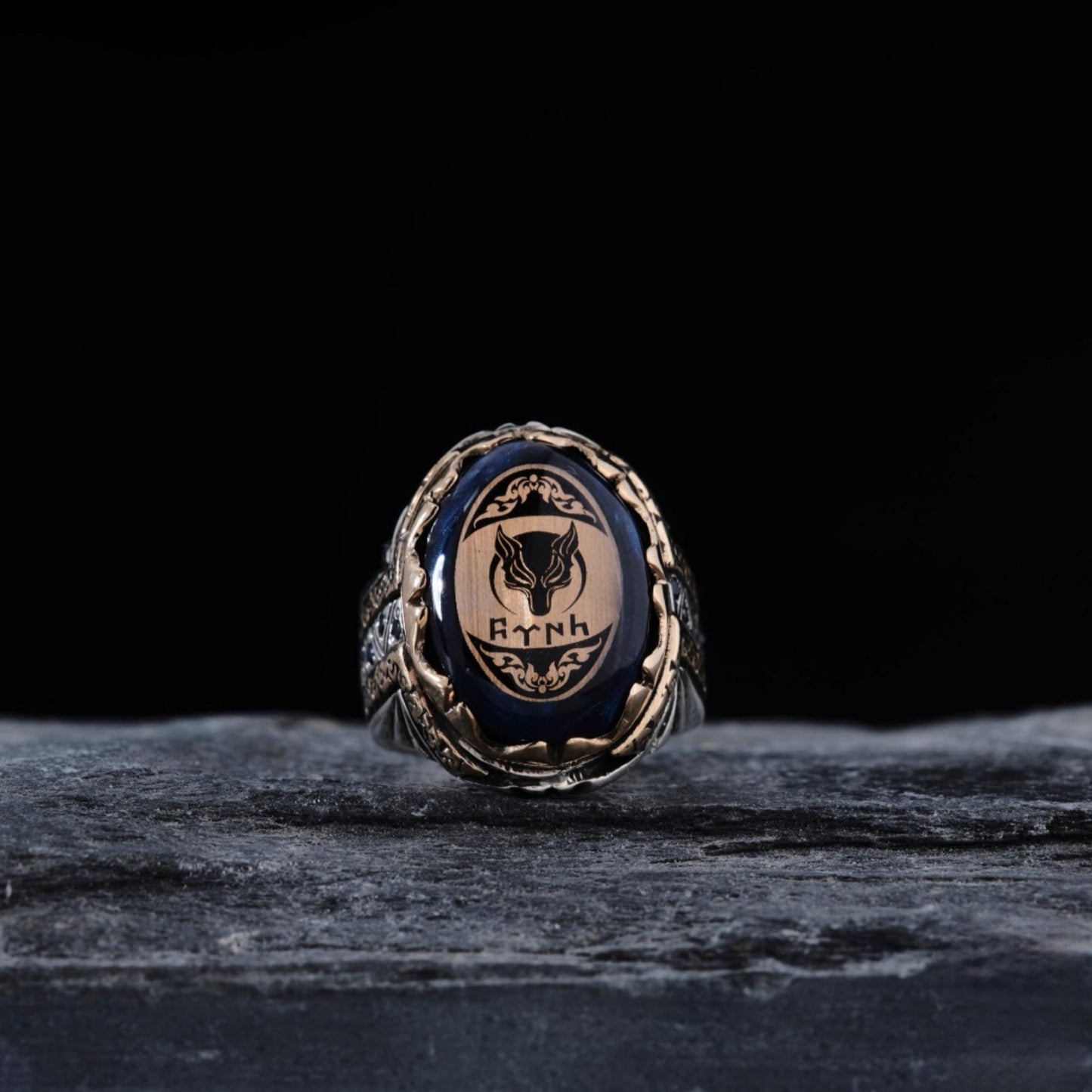 Wolf & Eagle Sterling Silberring: Blauer Feuerbernstein, Göktürk-Inschrift