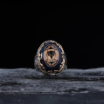 Wolf & Eagle Sterling Silberring: Blauer Feuerbernstein, Göktürk-Inschrift