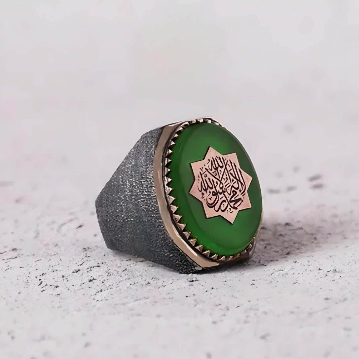 Shahada-Ring mit graviertem grünem Bernstein: Sandgestrahltes 925er Sterlingsilber, islamischer Schmuck