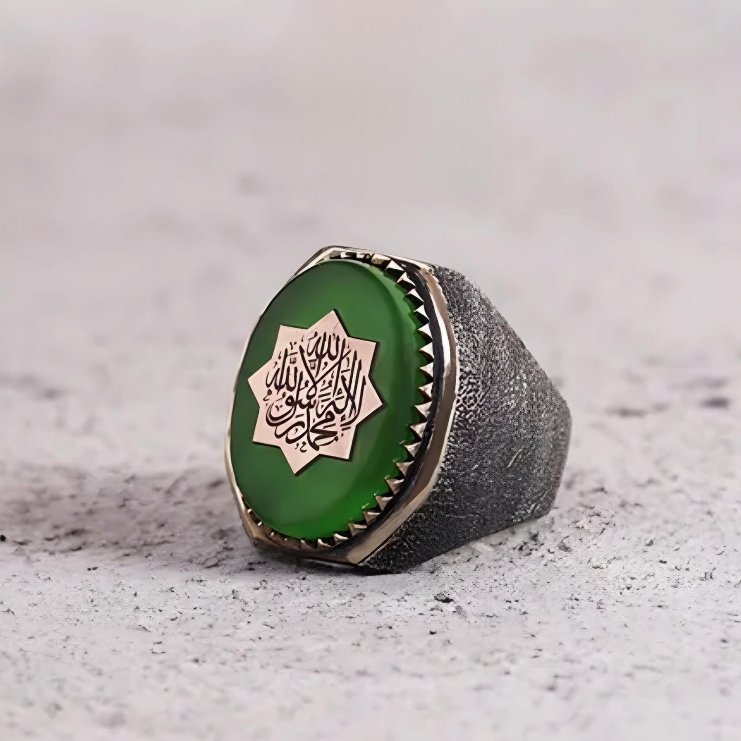 Shahada-Ring mit graviertem grünem Bernstein: Sandgestrahltes 925er Sterlingsilber, islamischer Schmuck