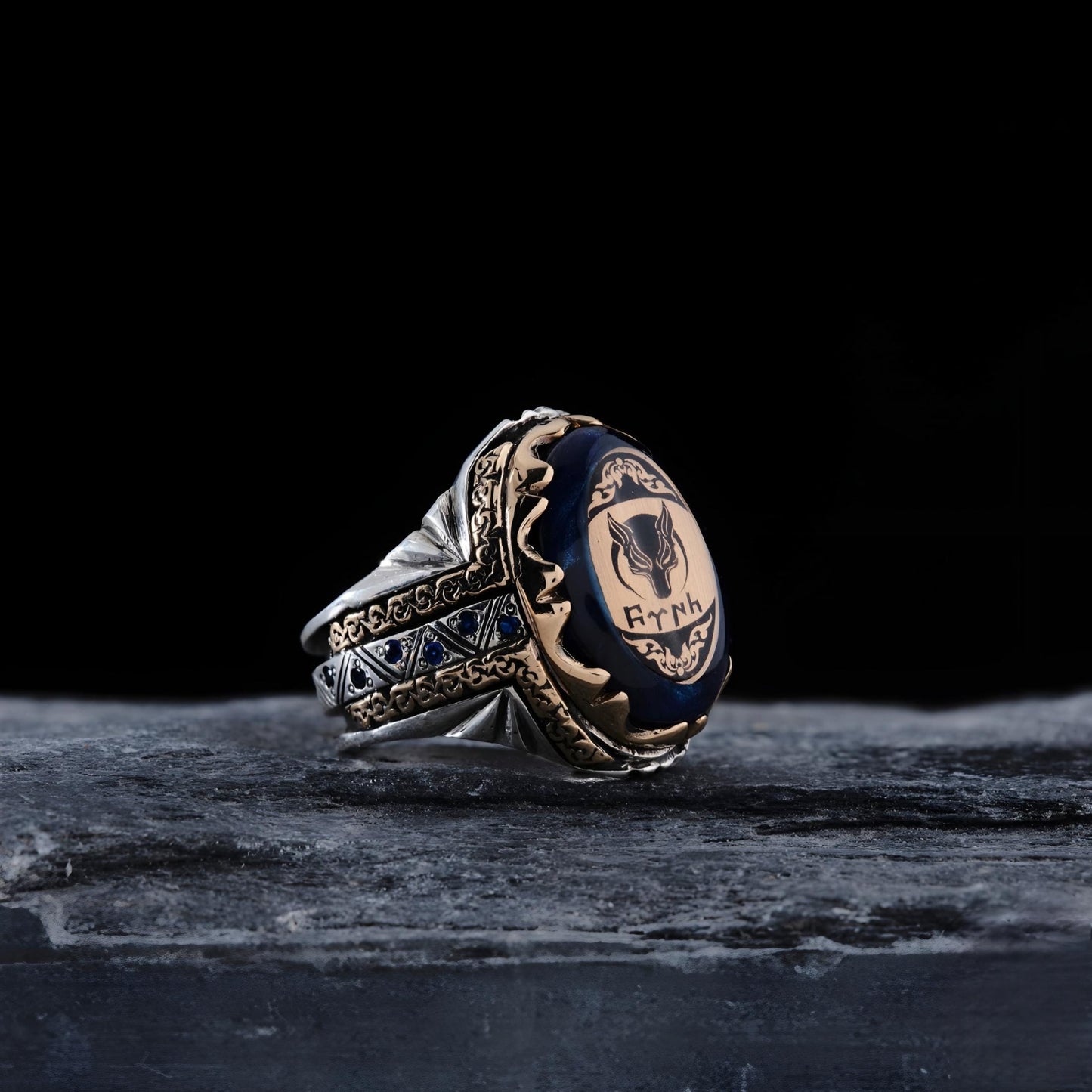 Wolf & Eagle Sterling Silberring: Blauer Feuerbernstein, Göktürk-Inschrift