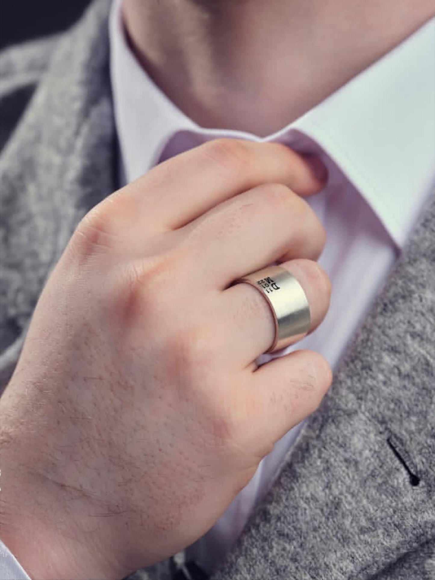 Personalisierter Ehering aus Sterlingsilber: Breiter Ring mit eingravierten Initialen und Datum