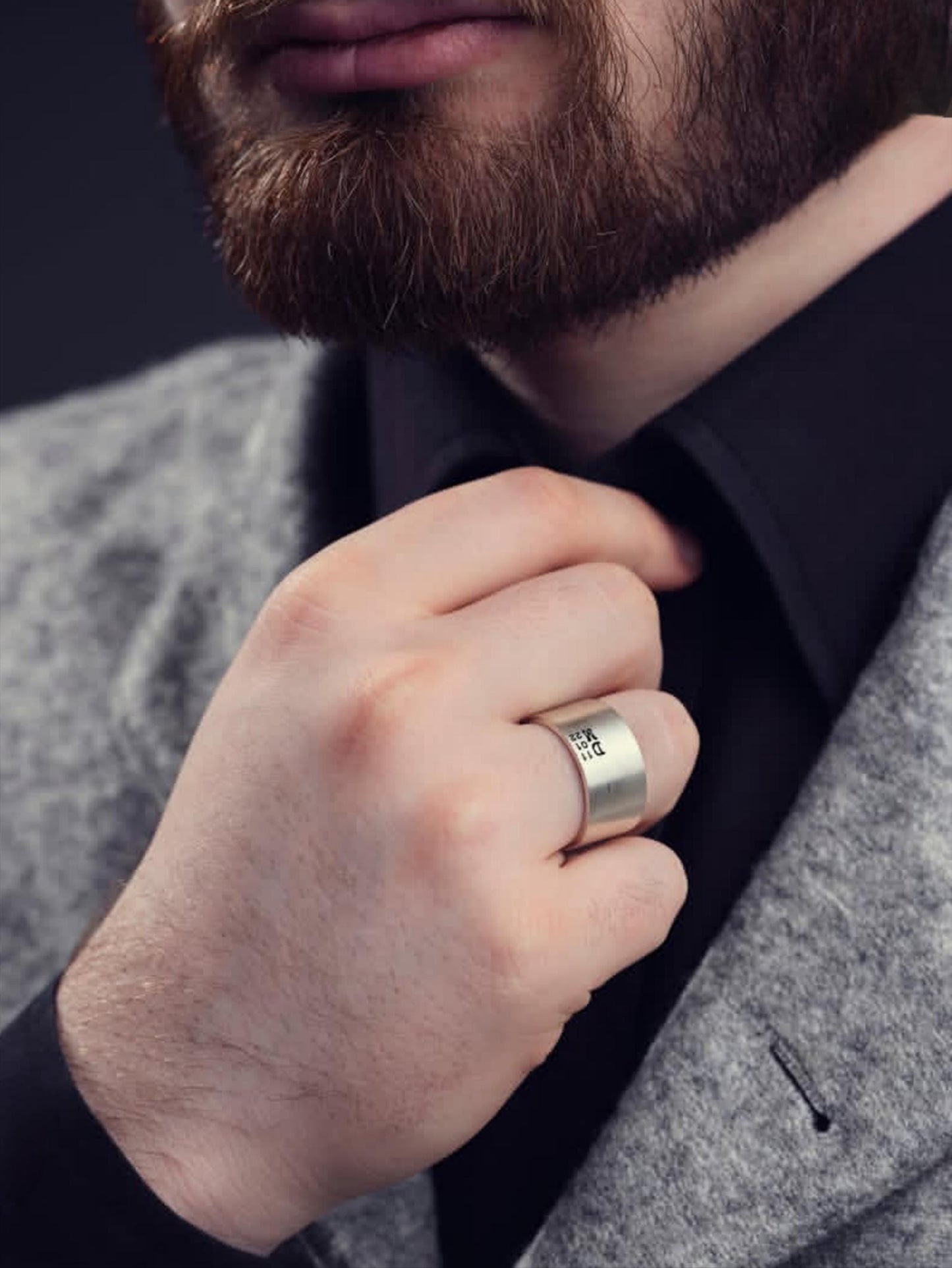 Personalisierter Ehering aus Sterlingsilber: Breiter Ring mit eingravierten Initialen und Datum