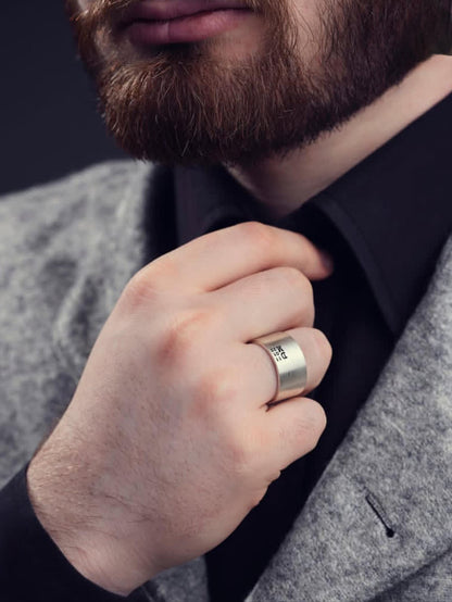Personalisierter Ehering aus Sterlingsilber: Breiter Ring mit eingravierten Initialen und Datum