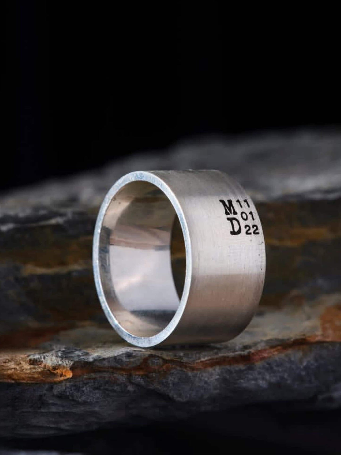 Personalisierter Ehering aus Sterlingsilber: Breiter Ring mit eingravierten Initialen und Datum