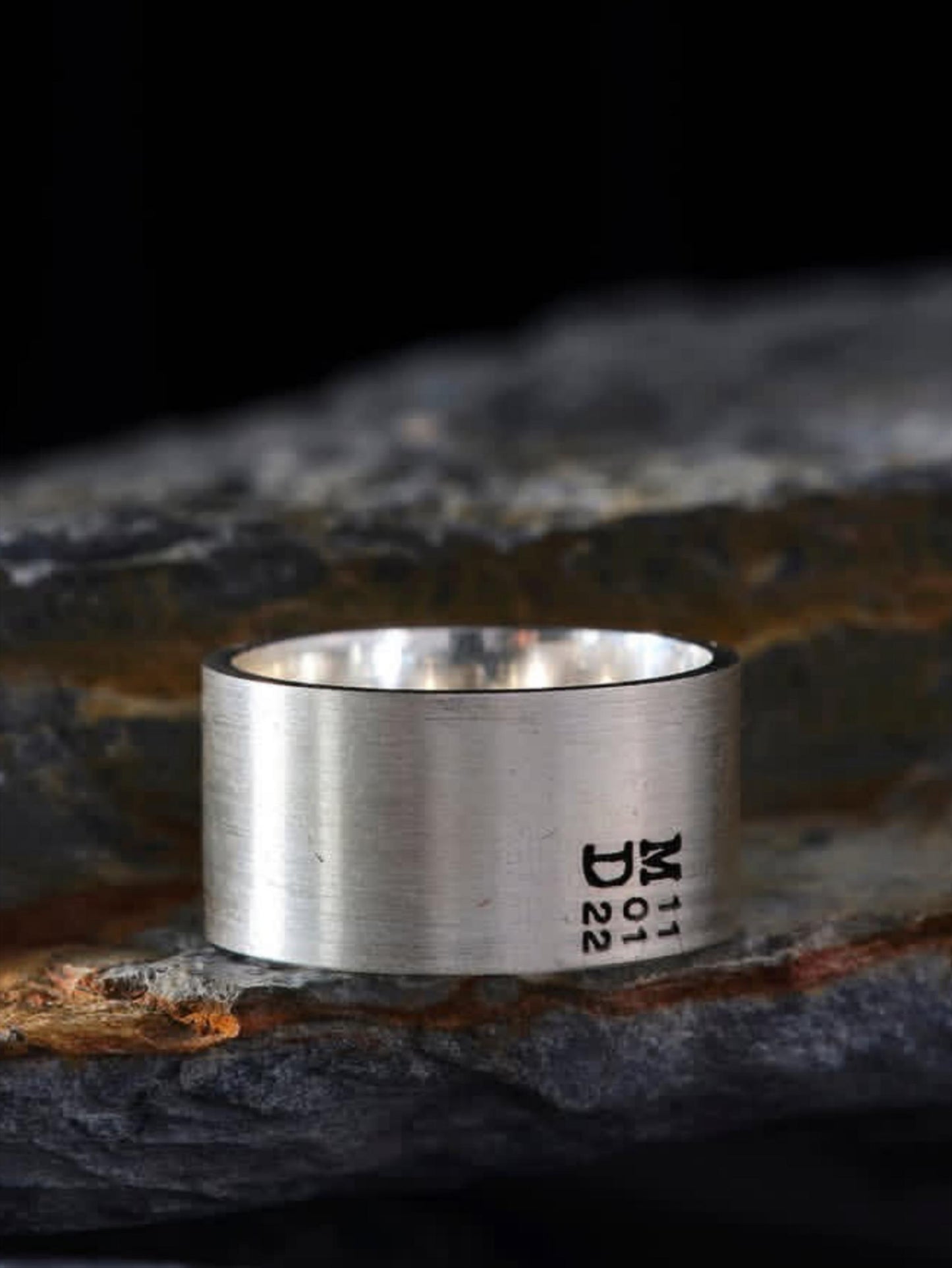 Personalisierter Ehering aus Sterlingsilber: Breiter Ring mit eingravierten Initialen und Datum