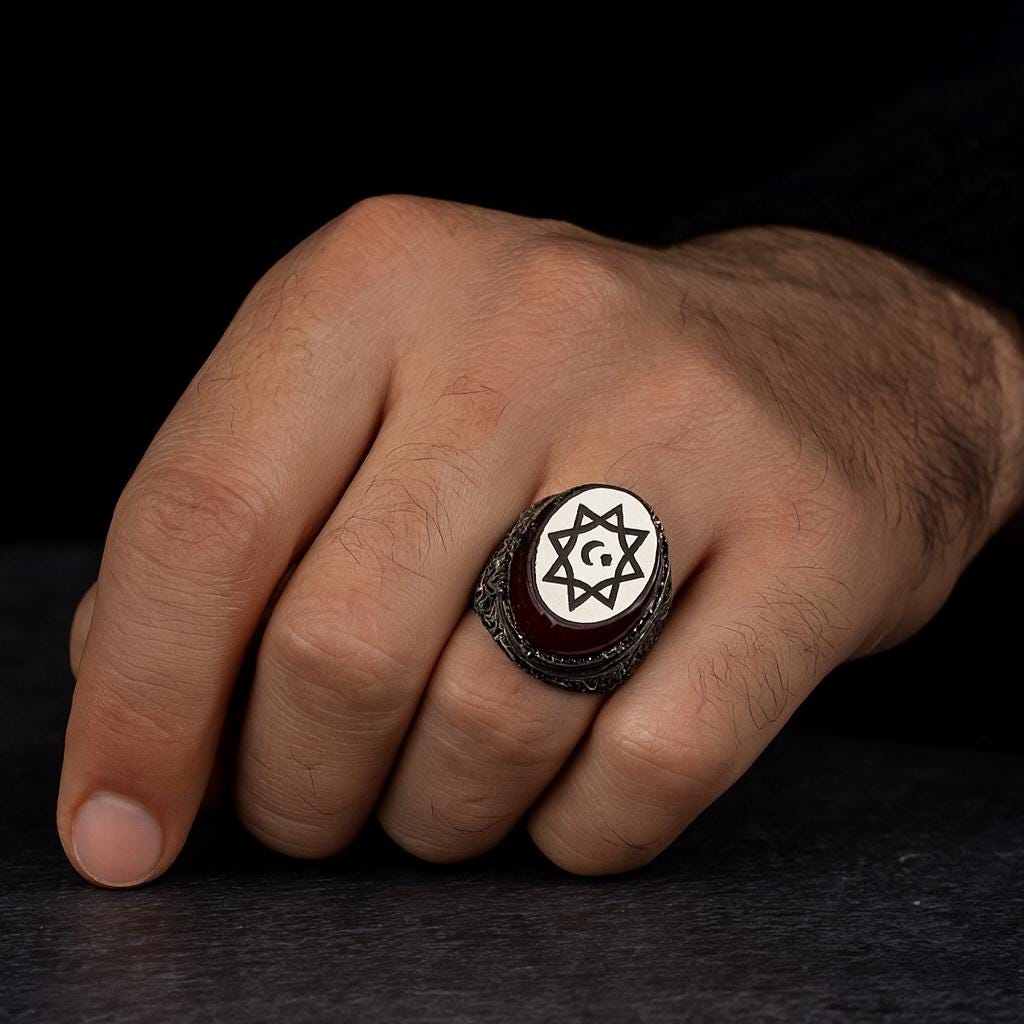 Ring aus rotem Bernstein im osmanischen Stil mit Mond- und Sternenmotiv