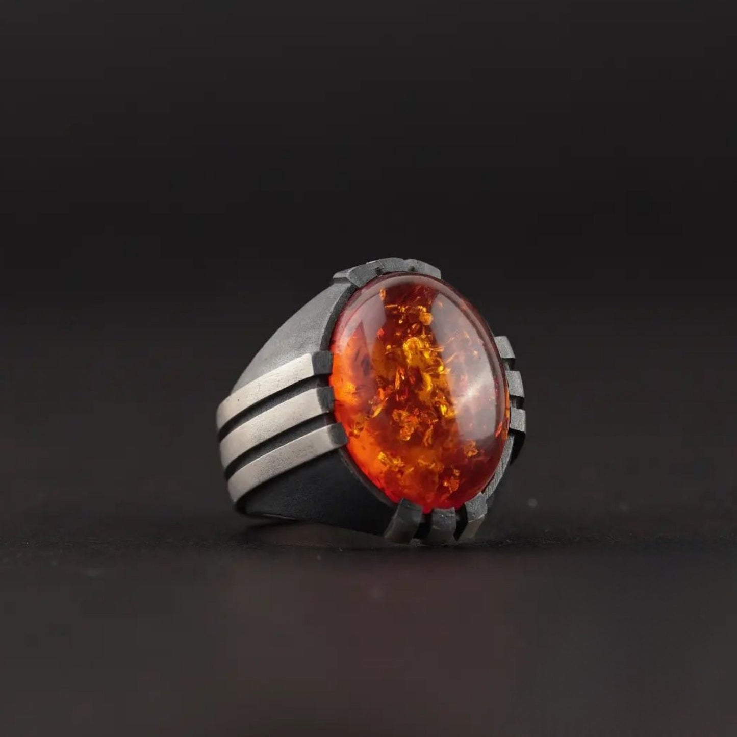 Herrenring aus Sterlingsilber mit feuerrotem Bernstein: Osmanisches Krallenmuster