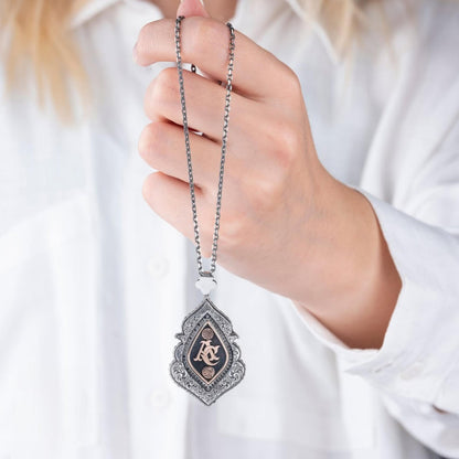 Personalisierte Silberkette mit Initialen – Seldschukenmotiv, schwarzer Zirkon