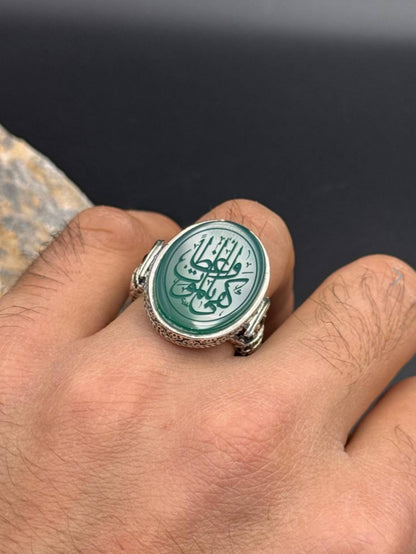 Ring aus Sterlingsilber mit grünem Achat: Islamischer Herrenschmuck mit arabischer Schrift