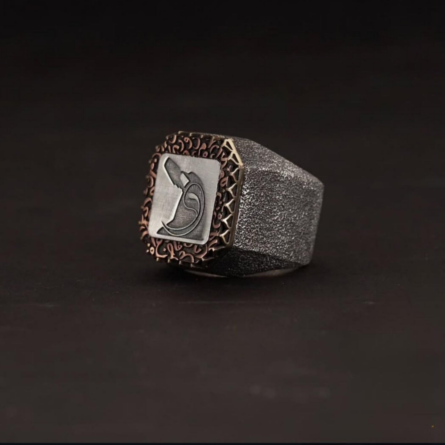 Handgefertigter Herrenring aus oxidiertem Sterlingsilber | Gravur: Rumi & Vav