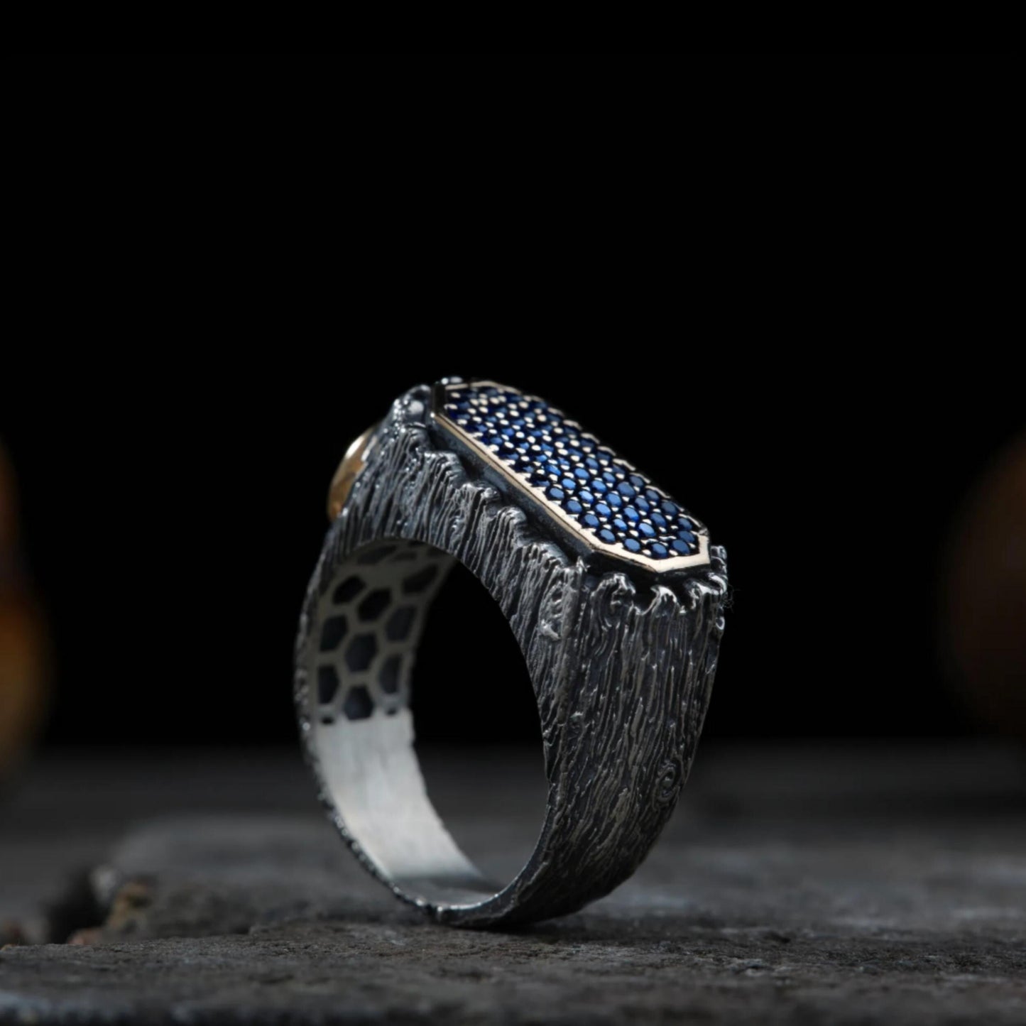 Herrenring aus Silber mit Baumrindenstruktur, blauem Zirkon und individuellen Initialen