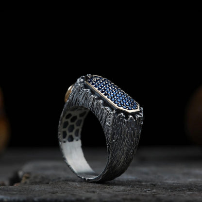 Herrenring aus Silber mit Baumrindenstruktur, blauem Zirkon und individuellen Initialen