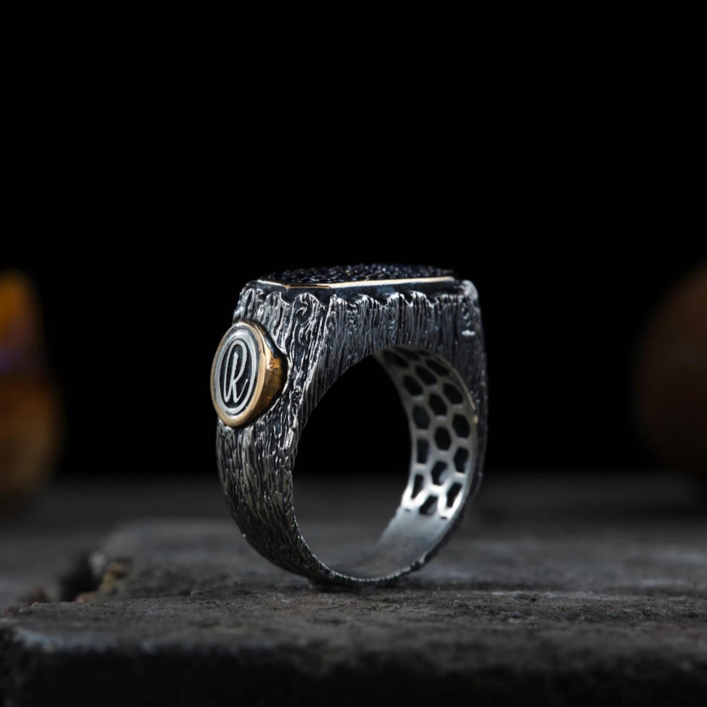 Herrenring aus Silber mit Baumrindenstruktur, blauem Zirkon und individuellen Initialen