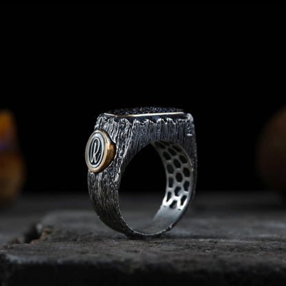 Herrenring aus Silber mit Baumrindenstruktur, blauem Zirkon und individuellen Initialen