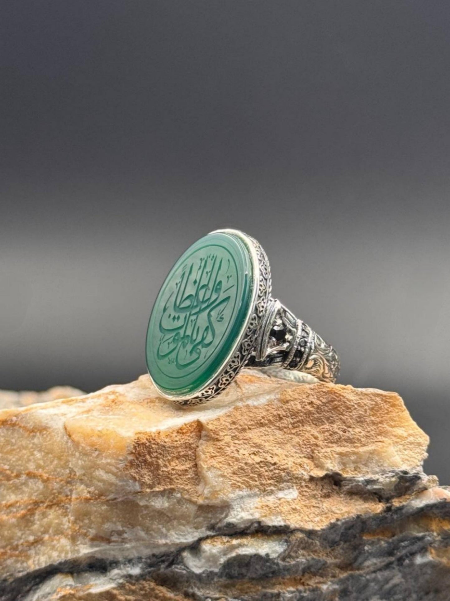 Ring aus Sterlingsilber mit grünem Achat: Islamischer Herrenschmuck mit arabischer Schrift