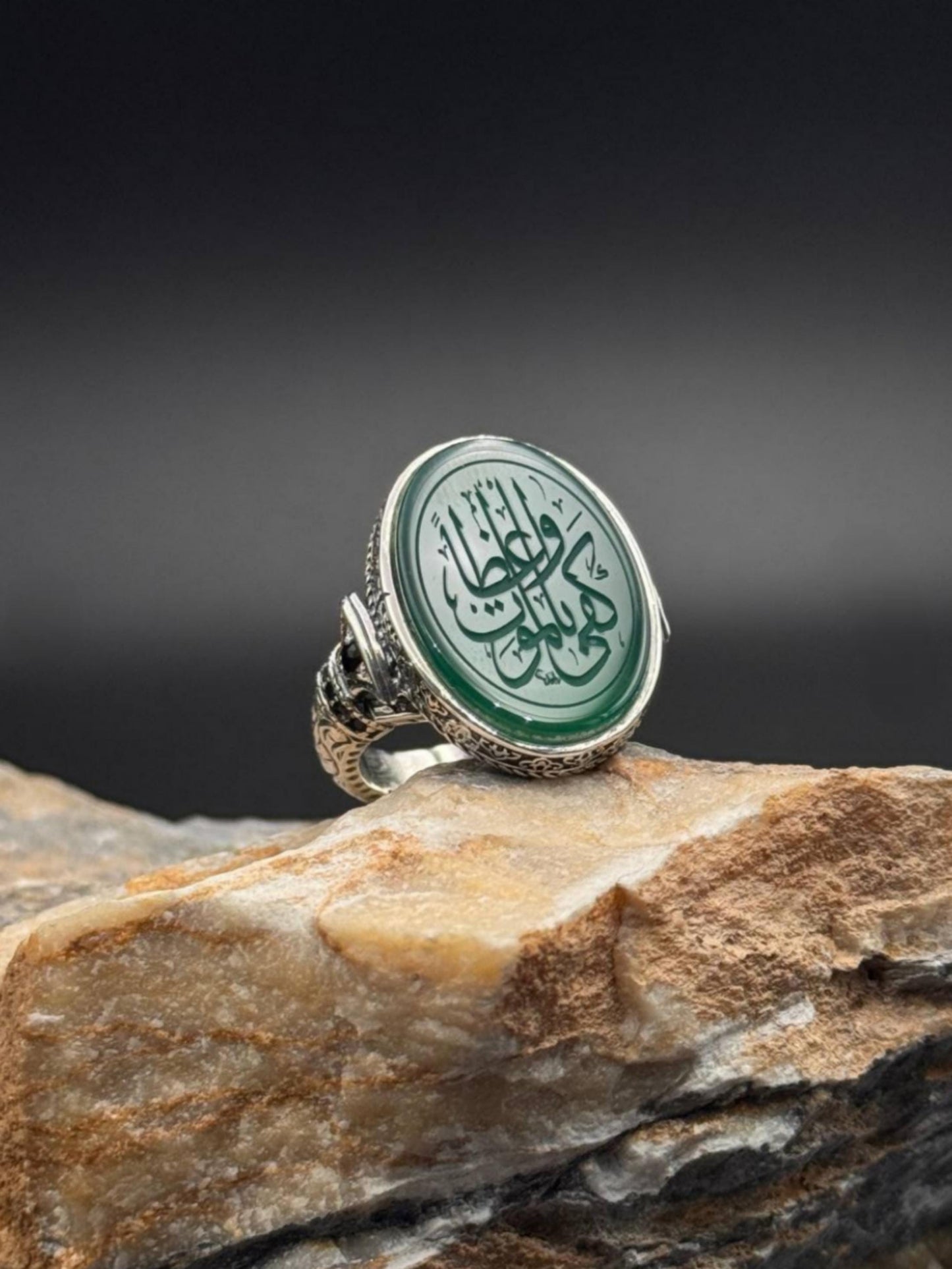 Ring aus Sterlingsilber mit grünem Achat: Islamischer Herrenschmuck mit arabischer Schrift