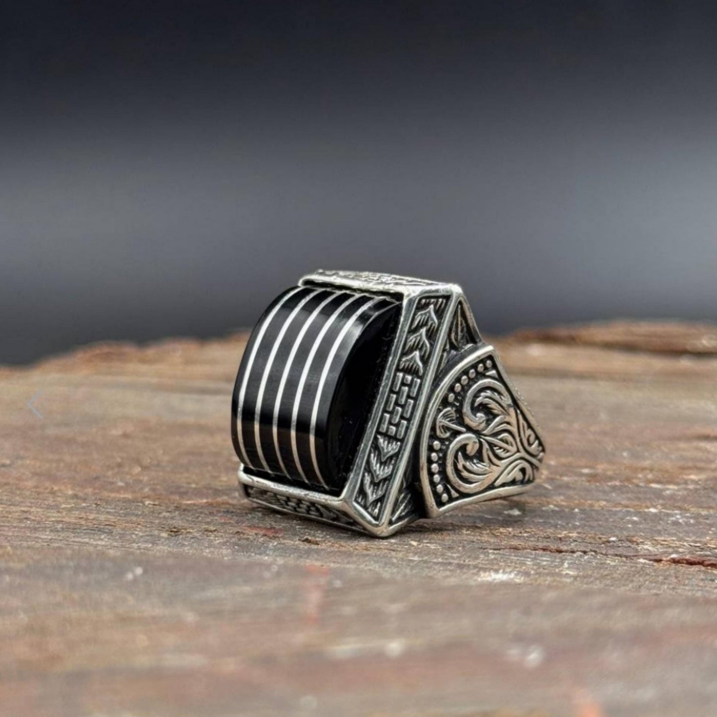 Schwarzer Bernsteinring aus Sterlingsilber für Herren, handgefertigtes graviertes Band