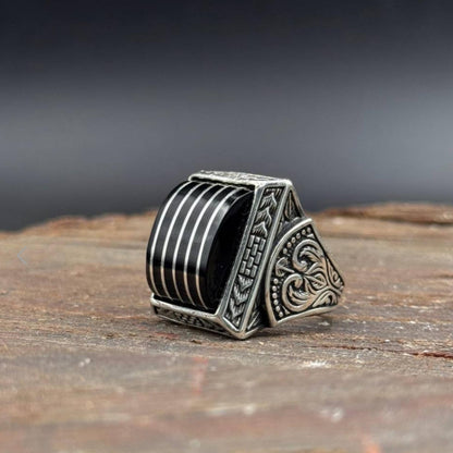Schwarzer Bernsteinring aus Sterlingsilber für Herren, handgefertigtes graviertes Band