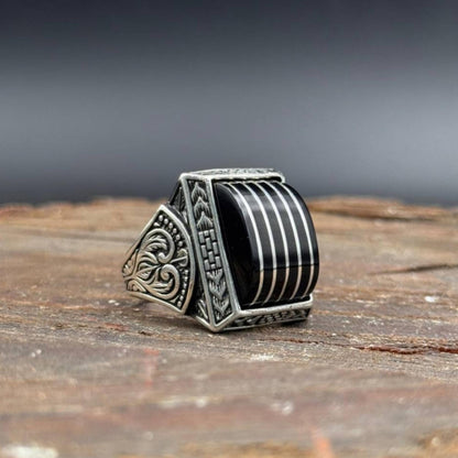 Schwarzer Bernsteinring aus Sterlingsilber für Herren, handgefertigtes graviertes Band