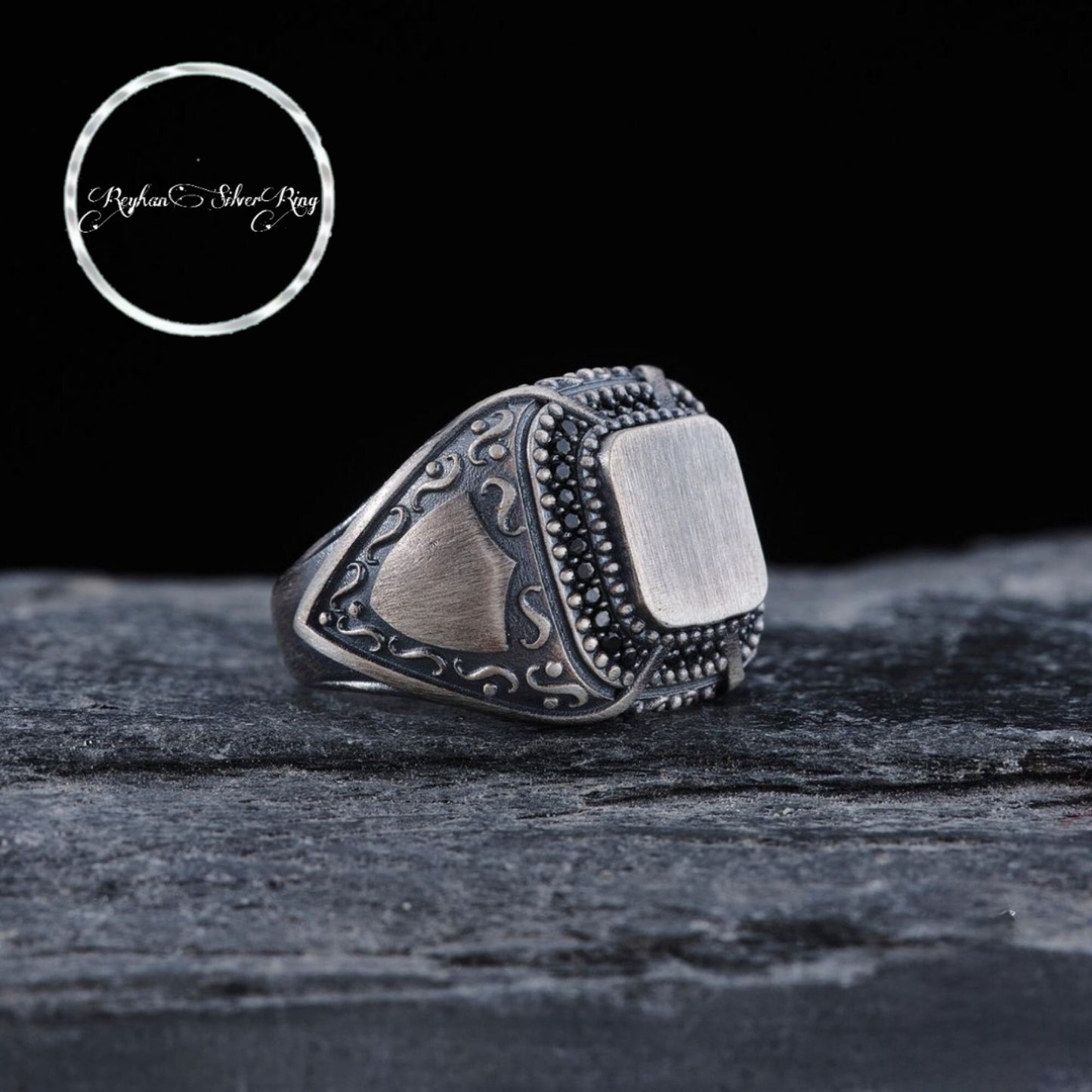 Herrenring aus Sterlingsilber mit schwarzem Zirkonia-Schild – personalisierbar mit Initialen