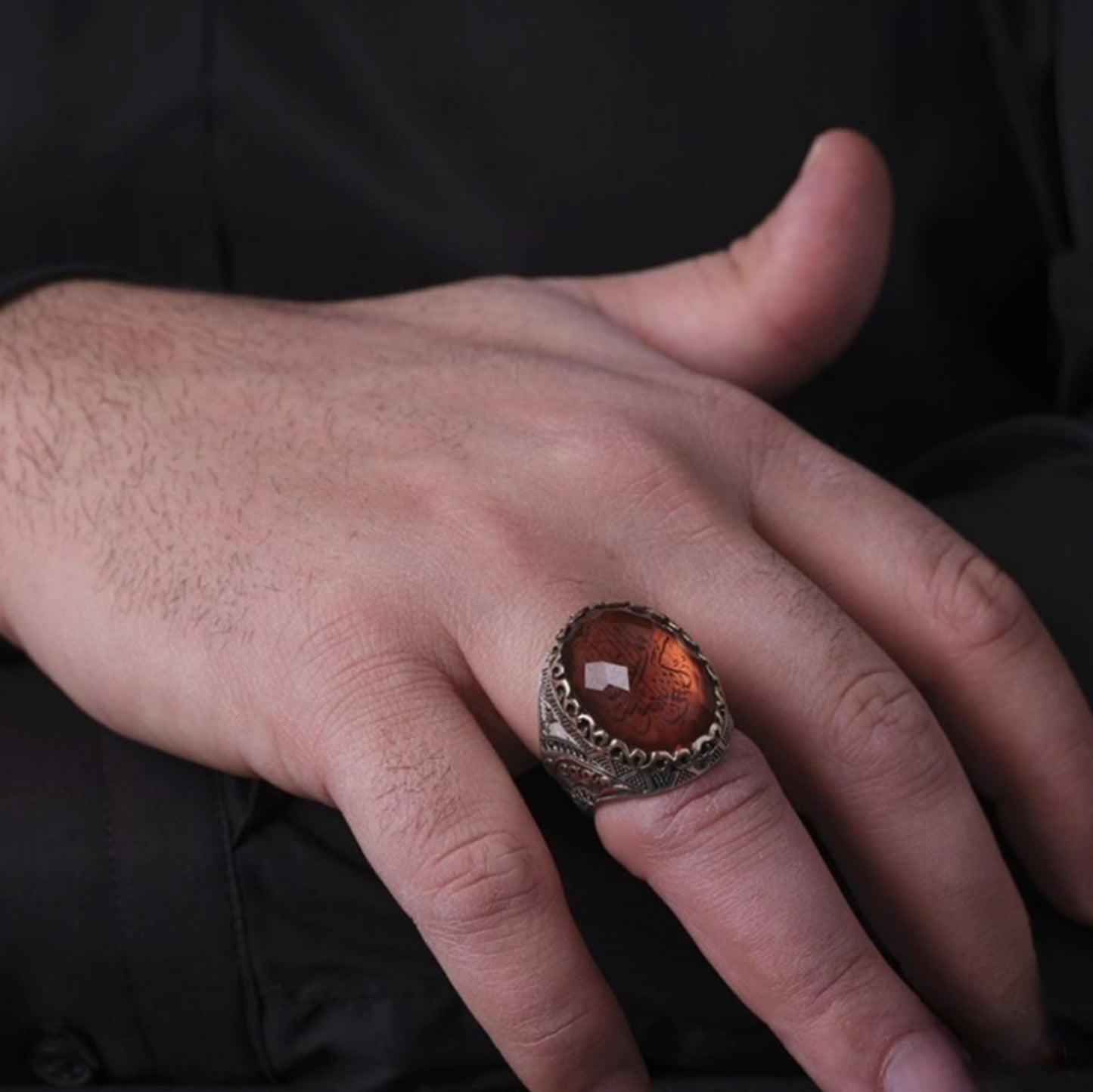 Farbwechselnder Sultanit-Ring aus Sterlingsilber: Gravierte Weisheit
